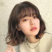 おしゃれオーラがフワリと漂う、大人女子のニュアンスカールロブ |