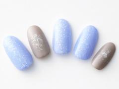 【365日ネイル】水面のきらめきのようなランダムな輝きを…こなれた印象のブルーネイル