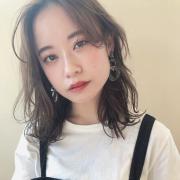 ムーディな目元を演出する、ゆるカール仕上げのリラックスミディアム |