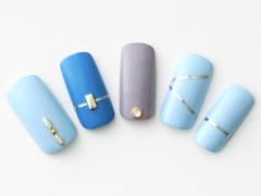 【365日ネイル】涼やかブルートーン×ほんのりグラフィカルなデザインで“ちょい”モードに