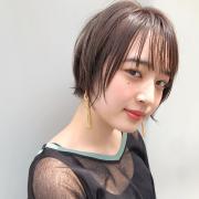 ソフトな透け感がちょうどいい、タイト仕上げのシースルーショート |