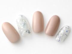 【365日ネイル】銀箔の柔らかく上品な輝きで凛と♪クリア合わせの涼感ベージュネイル |