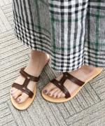 ネイルで足元をもっと素敵に。サンダルの色別フットネイル見本 -