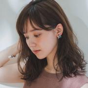 クセ毛活かしのセミロングは梅雨時期こそオススメ！薄め前髪＋透けニュアンスで涼しげに