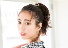 梅雨時期におすすめのヘアアレンジ｜簡単なのに今っぽい♪おしゃれひとつ結びアレンジ