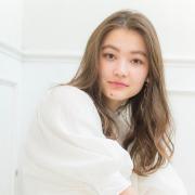 ハイライトカラーで、ロングに今っぽい抜け感が！透明感が決め手な大人の重軽ロング |