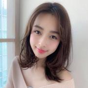 かき上げ前髪×洗練ミディが“美人見せ”を約束！毛先重めレイヤーが髪の広がりを抑えてス