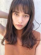 重めシルエット×シースルーバングで大人リラクシーなセミロングに！ |