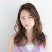 前髪なしセミロングは、人気上昇中の“ハイライト”カラーで、きれいめヘルシーに！ |