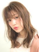 セミウェット質感と透け感のコラボがNEW！ アイロン仕上げのゆるカールミディ |