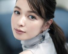 “青みグレー”の目尻ラインで瞳と肌に透明感を。クラランスのアイライナーペンシルを使