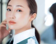 【美的GRAND】神崎恵さん流 パンツorスカートスタイル別「まとめ髪」の美しいバランスとは？