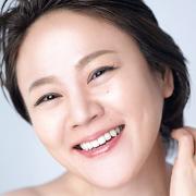 神崎恵さんの「オイル艶肌」VS瀬戸口めぐみさんの「水澄肌」｜この夏どっちの肌になる？