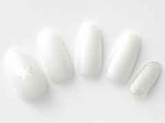 【365日ネイル】隠れ星アートをこっそり楽しむ…遊び心のある爽やかクリアホワイトネイル