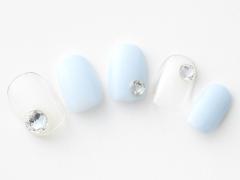 【365日ネイル】旬のPVC素材に似合う♪クリア＆アイスブルー×1粒ビジューネイル |