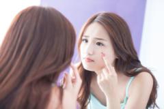 しつこい赤ニキビをケア！美容家が教える3つの対処法 | ビューティーガールからの美容・美