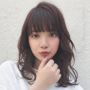 甘さと抜け感で愛される、今ドキ顔のワイドバングミディアム |
