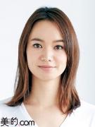 ポニーテールを巻き髪でかわいく！ミディアムさんにおすすめ巻き髪ポニーテールのヘアア