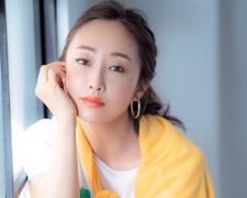 【美的GRAND】神崎恵さん 「大人のカラフルメイク×休日カジュアル」スタイルのポイントとは