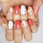 夏の指先をポップに彩る！手描きで可愛いフラワーネイル【ギ☆のセルフネイル手本帖】