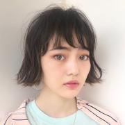 ほっそり首筋で美人見えする、外ハネ仕上げのリップラインボブ |