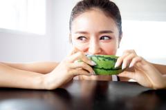 プロテインっていつ飲む？ お肉ならたくさん食べていい？ etc..ダイエット中のNG行動をスパ