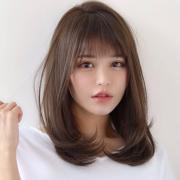 前髪ありヘア＆王道の菱形セミロングは、柔らかい印象でも目ヂカラのあるモテ顔に！ |