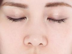 鼻の穴を小さくするメイクテク｜団子鼻を小さく、鼻を高くみせるメイク術を伝授！ |