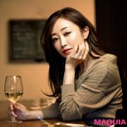 出会いを狙ってひとり飲み！ 力を抜いた婚活シーンに映える神崎流メイク&amp;ファッション