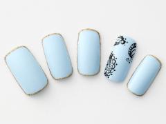 【365日ネイル】水色をシックに…ブラック＆ゴールドで魅せる大人な水色ネイル |