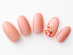 【365日ネイル】シェルで上品な華やかさを…女らしさが高まるコーラルネイル |