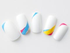 【365日ネイル】最後の夏を満喫！　ホワイトベースのレインボーアートネイル |