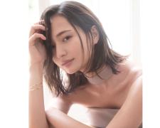 山賀琴子さん、ヘルシーな色気を感じさせる“美デコルテ”の秘訣は？｜ボディの色気は「