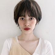 マッシュショートヘア…ワイドバング×ニュアンスパーマで愛らしく |