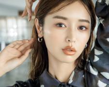 くすみ色アイシャドウで媚びない色気のある目元に。林由香里さん発トレンド感たっぷりの