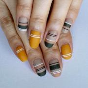         秋色カラーで視線を集める！ 個性派ボーダーネイル【ギ☆のセルフネイル手本帖】