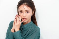         「ルナソル」の2019年コフレは”輝きとかげり”。圧倒的な存在感で酔わすパープルな