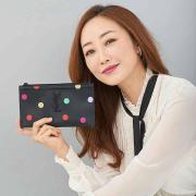 神崎恵さんのポーチの中身大公開｜毎日中身が違う！？ 中身の選び方とポイントとは？ |