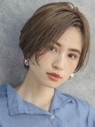 シャープな魅力に色気がチラリ。横顔もキレイに見える知的美人ショート |