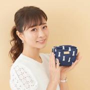 美容家 石井美保さんのポーチの中身大公開｜メイクの上から潤いとツヤを補給できるコンパ