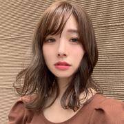 ツヤたっぷりのニュアンスミディでロマンティックな秋髪にシフトして！ |