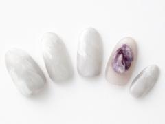 【365日ネイル】淡いカラーなのにしっとり…秋の夜長を楽しむニュアンスネイル |