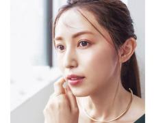 “テラコッタブラウン”シャドウで美人骨格な目元に。ローラメルシエの人気リップ05番と合