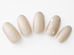 【365日ネイル】極細シルバーフレンチネイルでベージュをクールエレガントに |