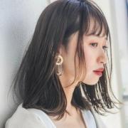 短めバング×縦長シルエットのロブヘアは、抜け感がちょうどいい！ |