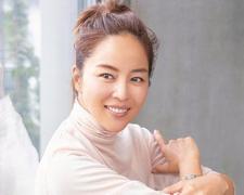 アラフォーさん必見！「すっぴん風メイク」テク＆アイテムをモデル・鈴木六夏さんが大公