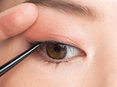 眉＆アイラインをアレンジして小顔に！？ 次なるトレンド肌「6割ベースメイク」を引き立て