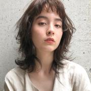 今年顔のウルフヘアでモードに決める！　短めバングの華やかミディ |