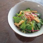 免疫力アップ＆自律神経の調整に！「春菊とカリカリ油揚げのサラダ」Today’s SALAD ＃98