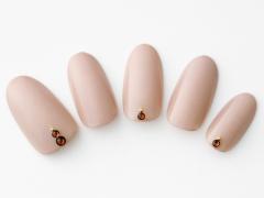 【365日ネイル】ブラウンのストーンでさりげなく今っぽさを…今どき顔のベージュネイル
